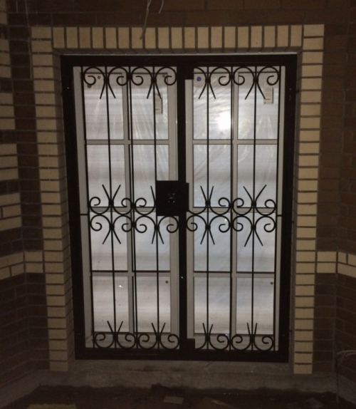 Металлические решетки для окон и дверей 4