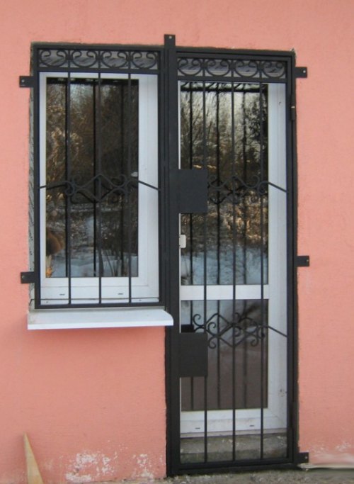 Металлические решетки для окон и дверей 11